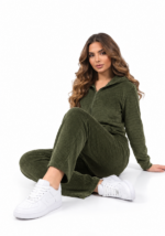 ⁦بيجاما مخمل مقلم Soula – طقم مريح بقصة أنيقة⁩ - الصورة ⁦2⁩
